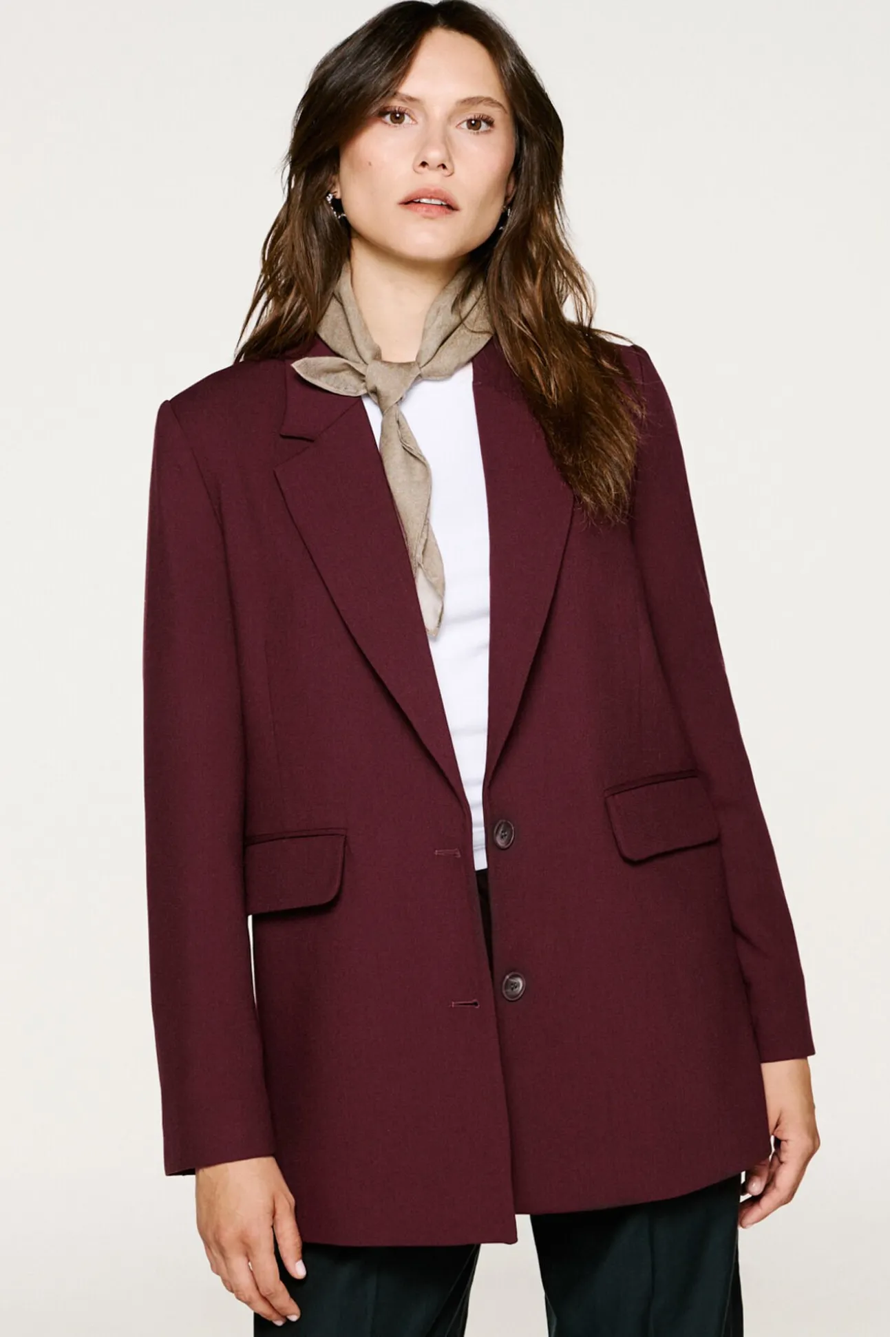 Americana de traje fit relajado.