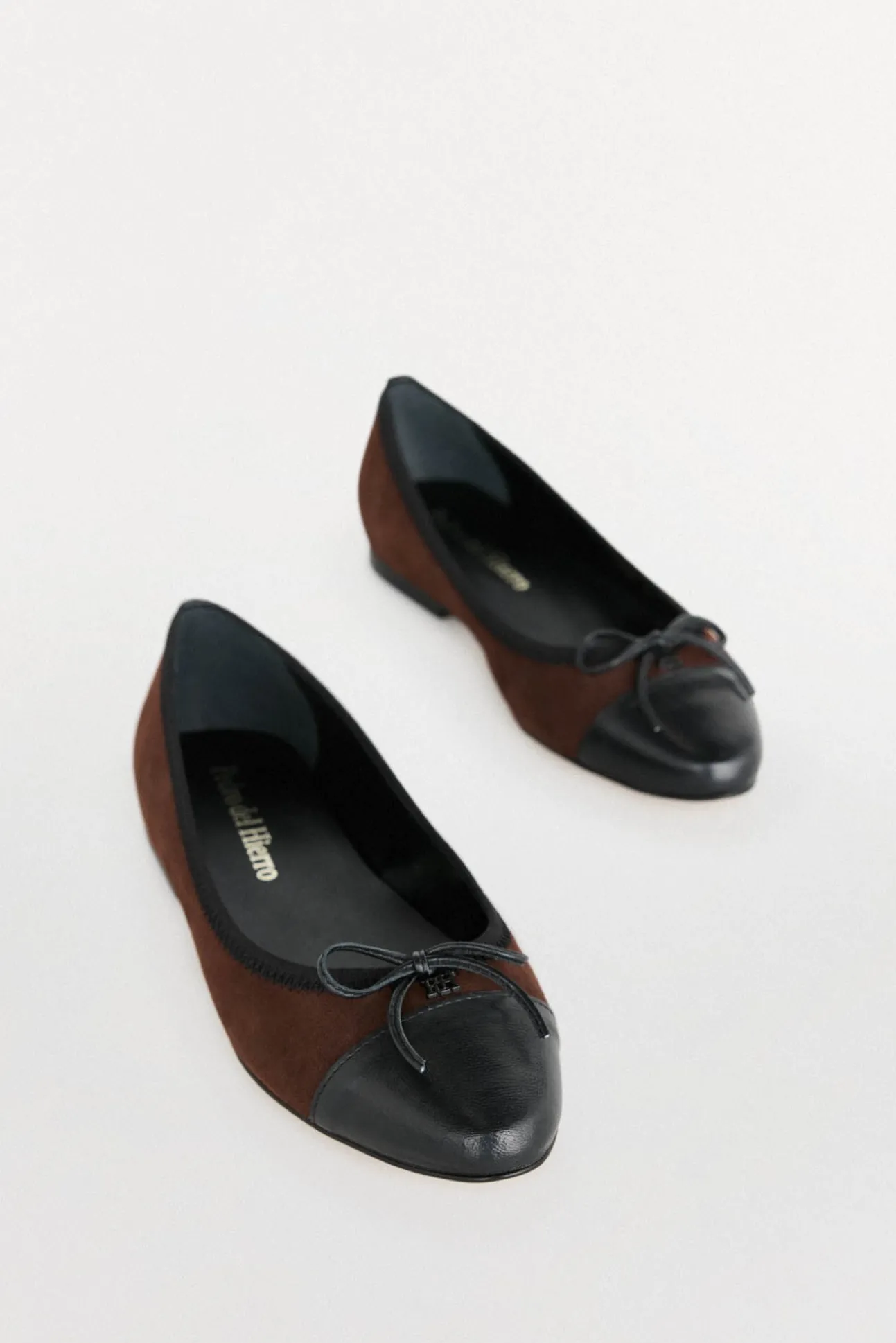 Bailarina de piel con puntera de logo