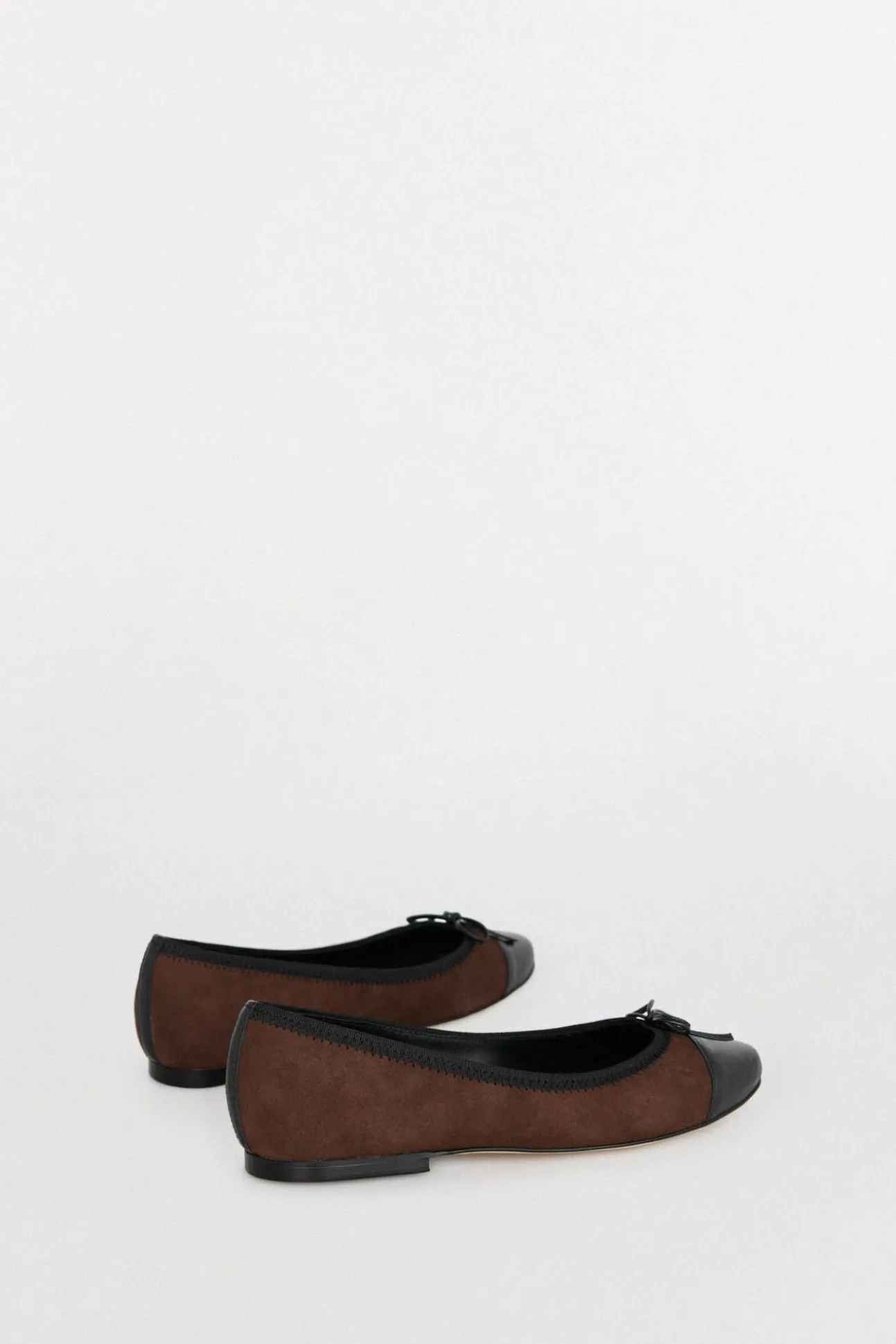 Bailarina de piel con puntera de logo