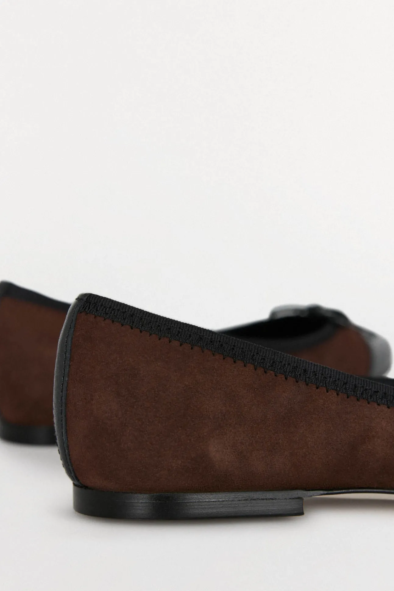 Bailarina de piel con puntera de logo