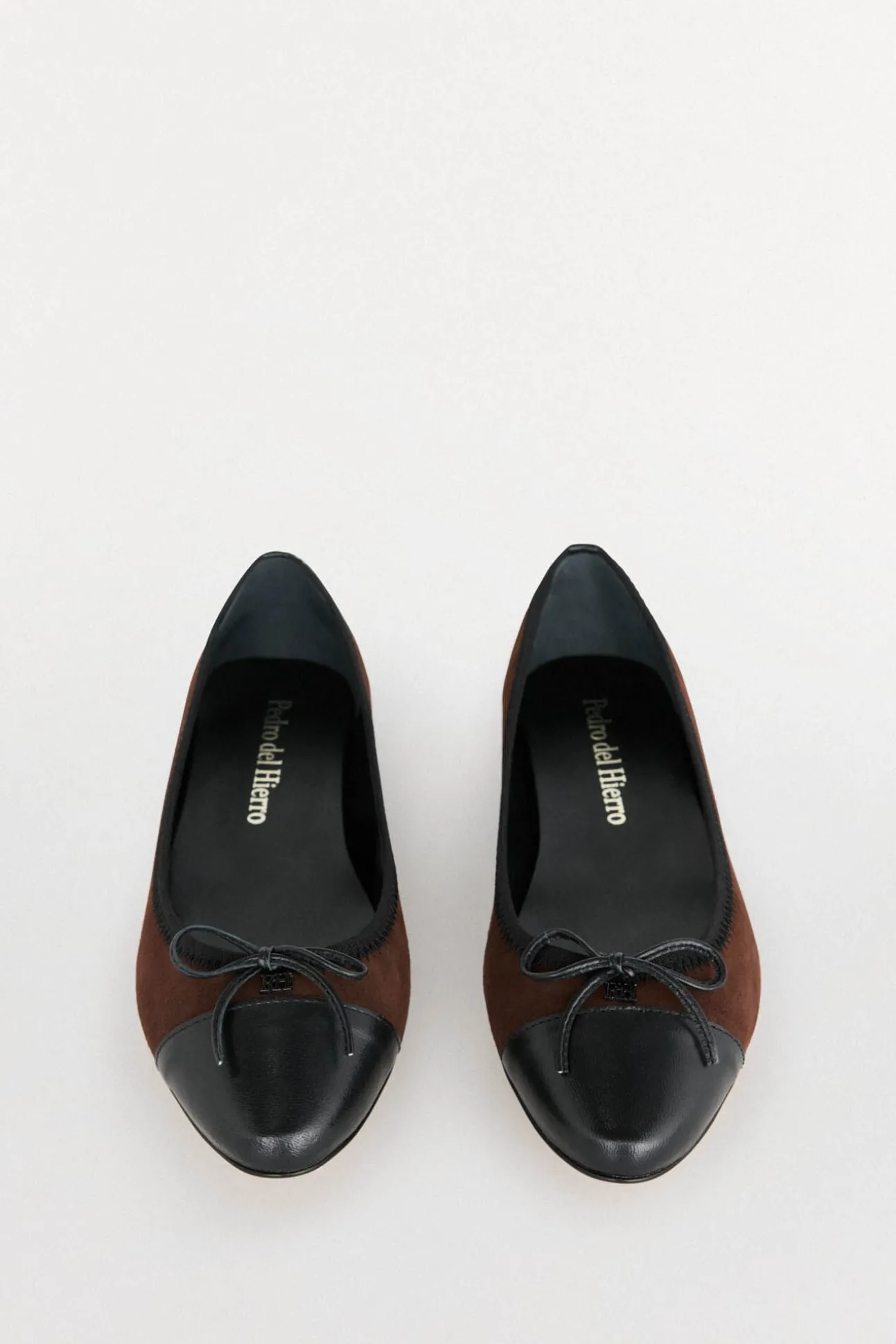 Bailarina de piel con puntera de logo