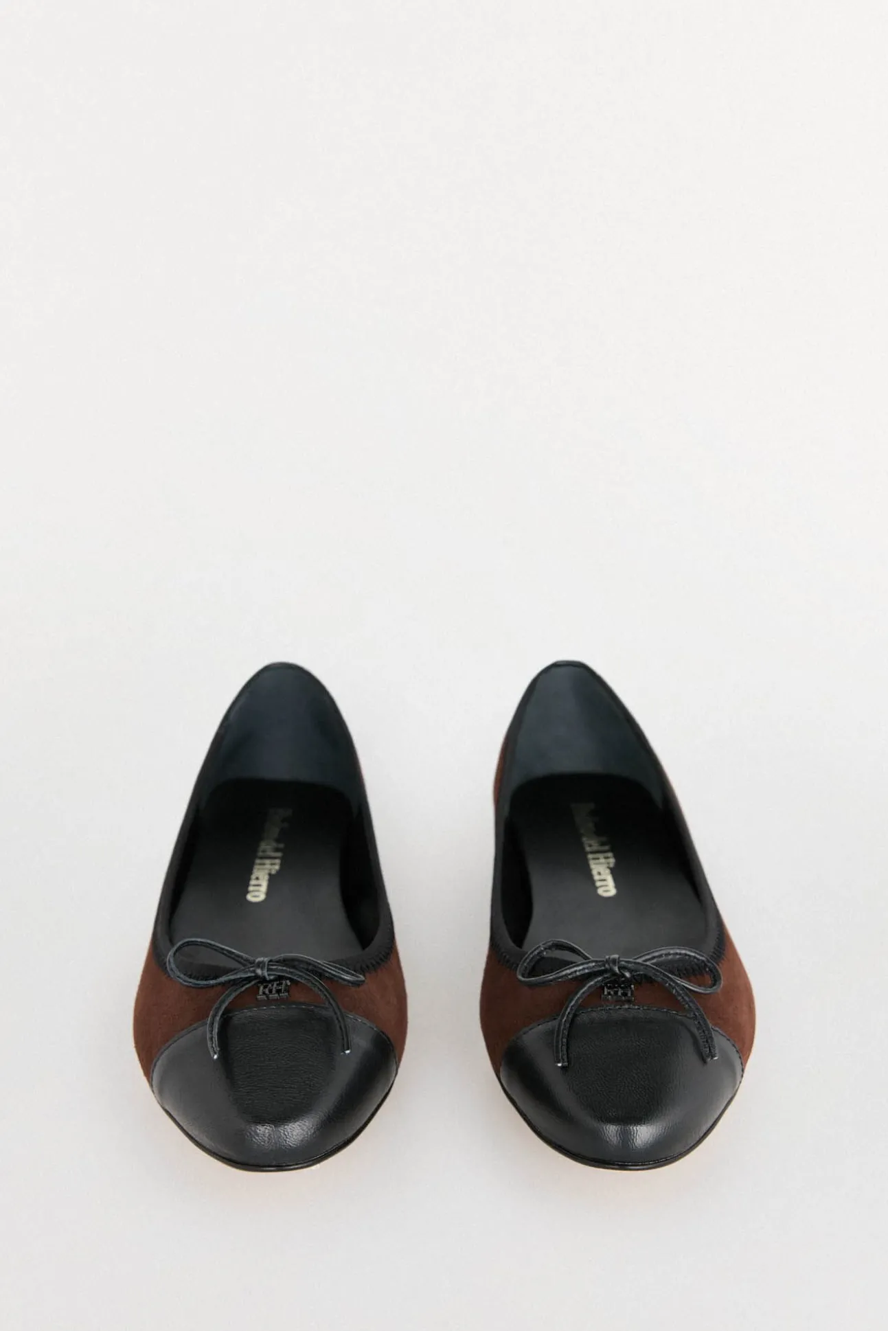 Bailarina de piel con puntera de logo