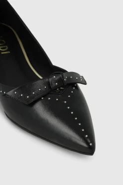 Bailarinas en piel y tachas