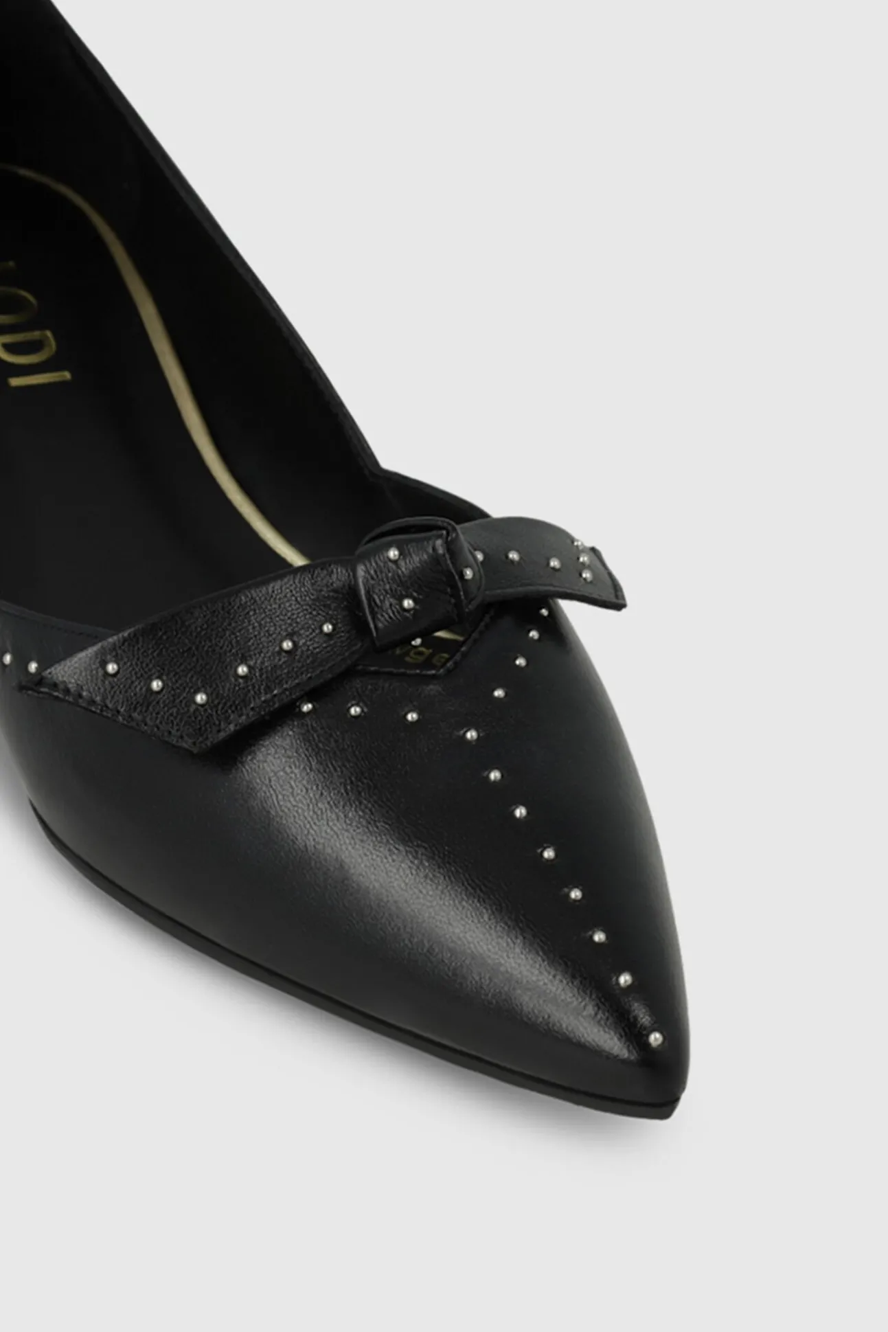 Bailarinas en piel y tachas