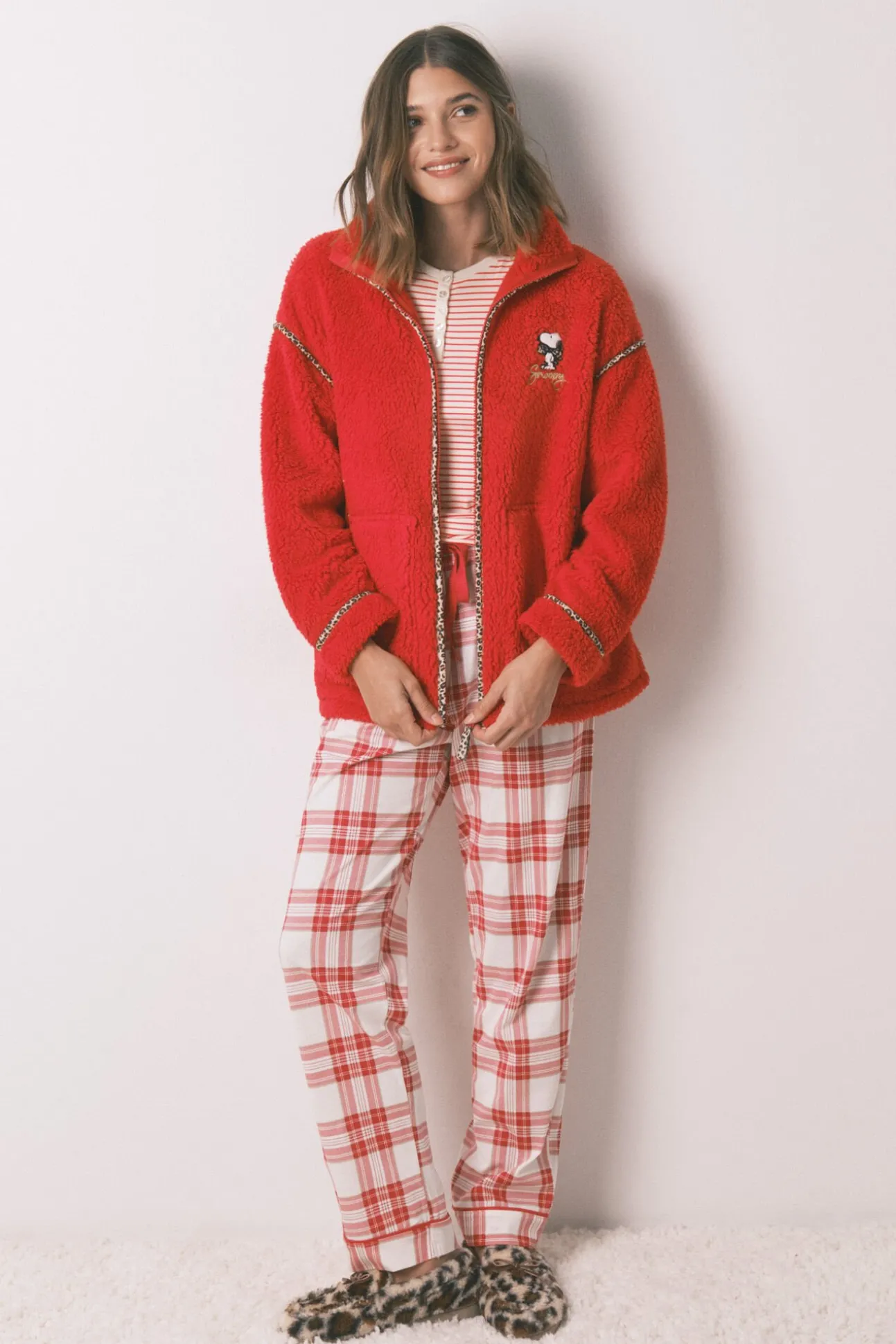 Bata corta borreguito rojo bordado Snoopy