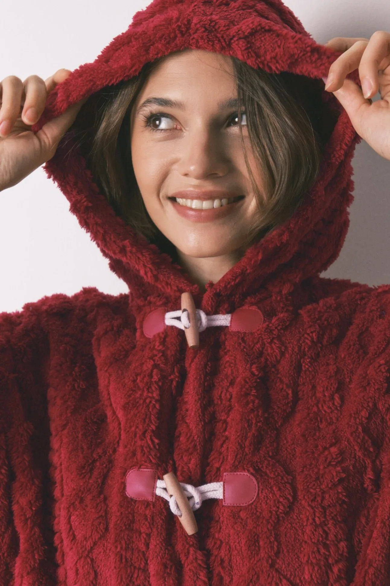 Bata corta capucha polar suave rojo