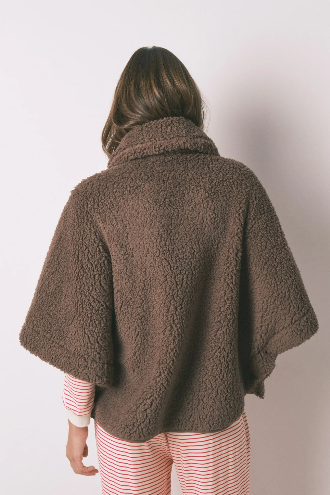 Bata corta poncho borreguito marrón Snoopy