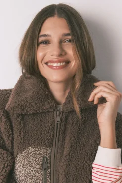 Bata corta poncho borreguito marrón Snoopy