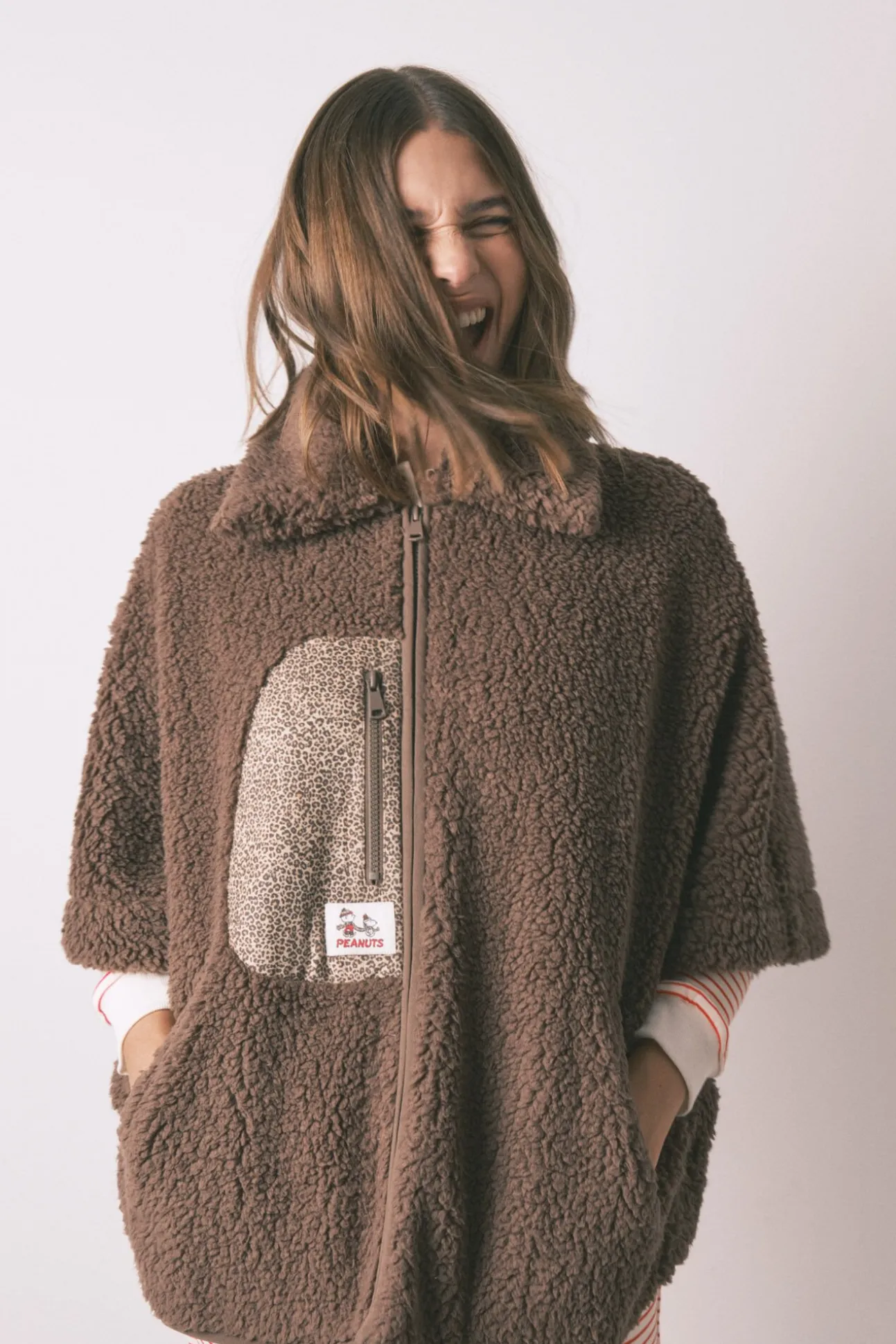 Bata corta poncho borreguito marrón Snoopy