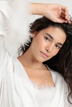 Bata corta satinada plumas marabú novia