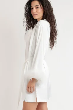 Bata corta satinada plumas marabú novia