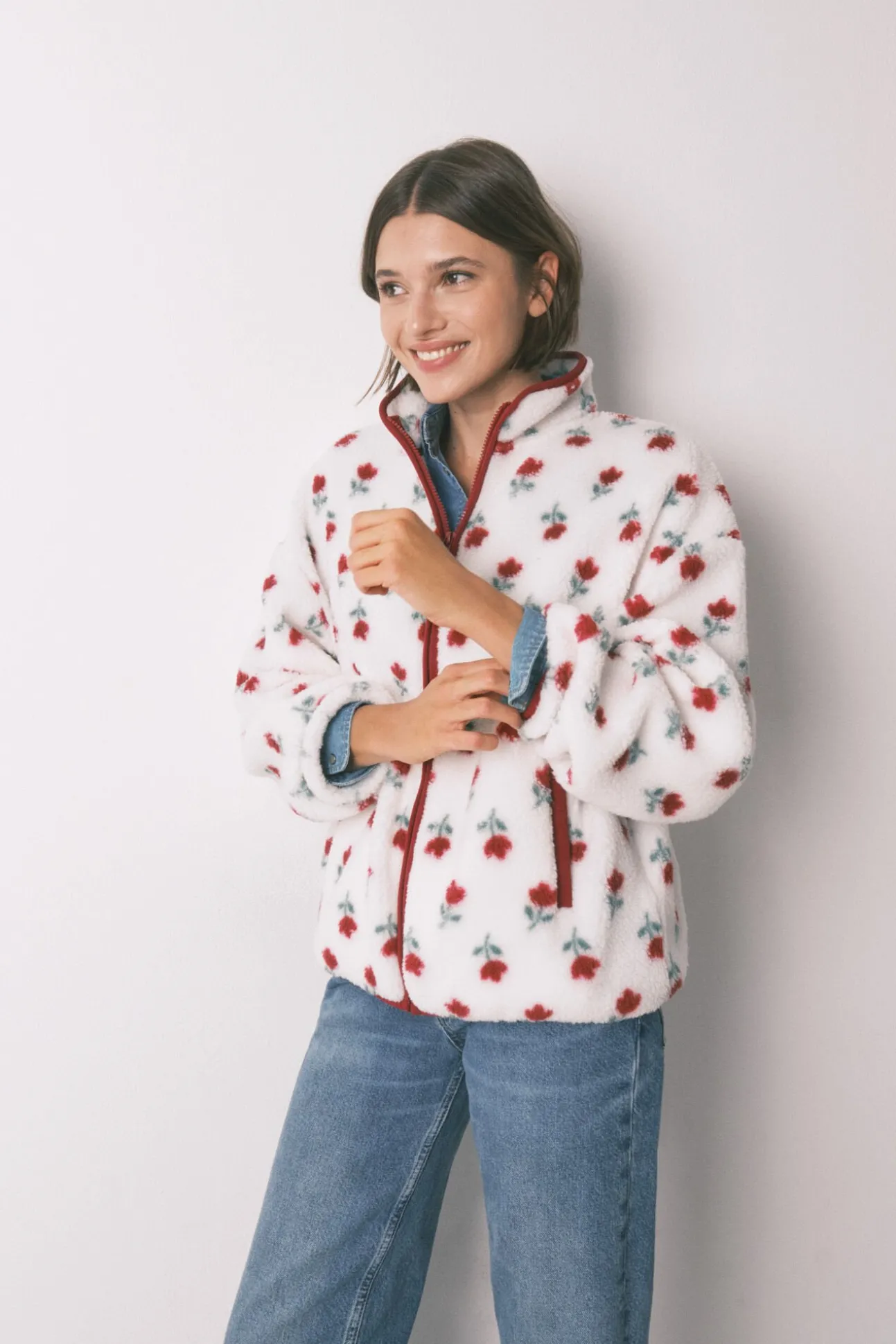 Bata corta tejido borreguito blanco flores