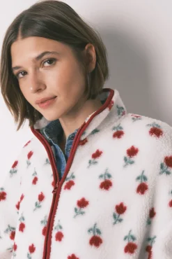 Bata corta tejido borreguito blanco flores