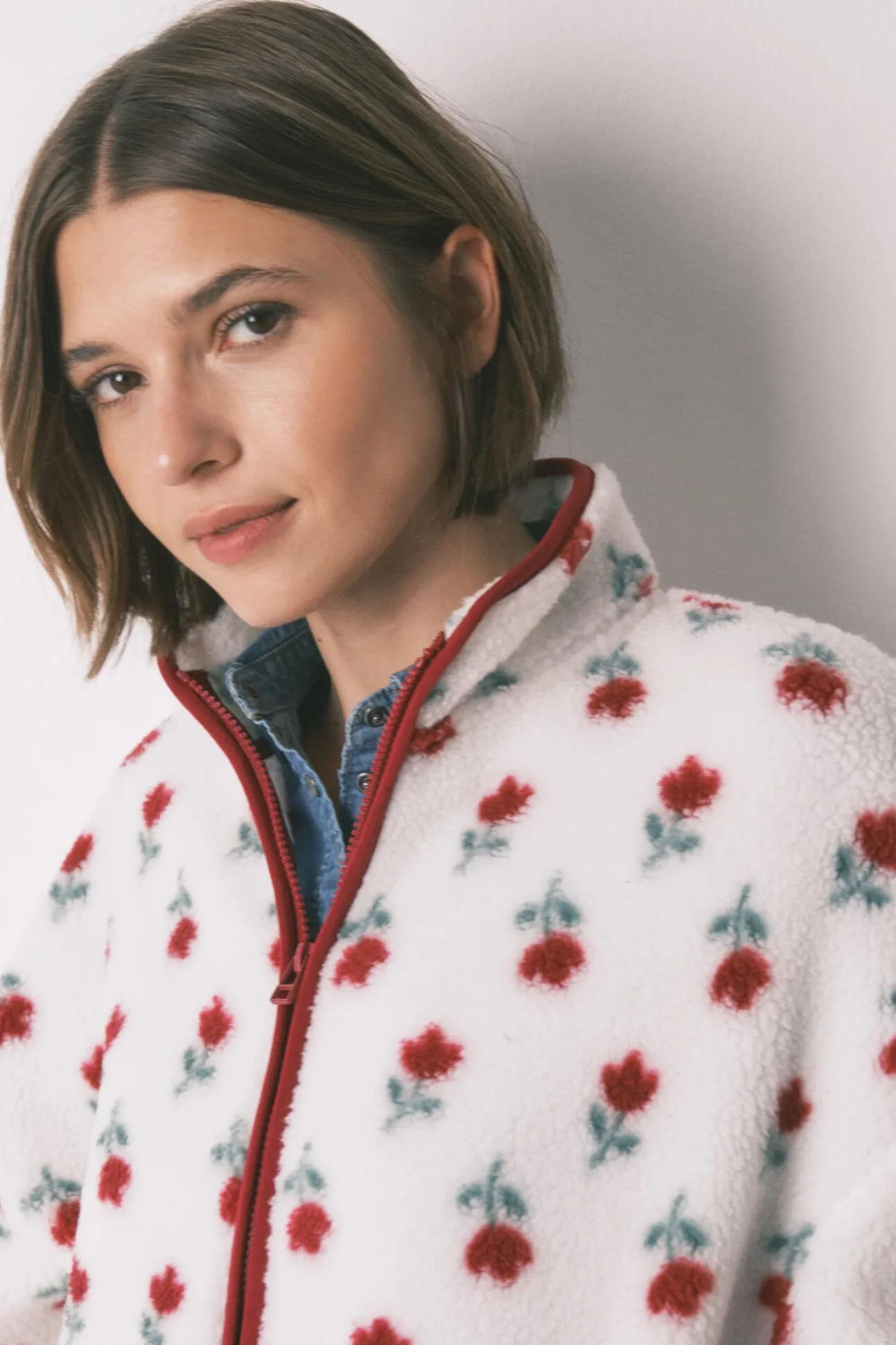 Bata corta tejido borreguito blanco flores