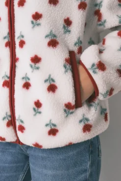 Bata corta tejido borreguito blanco flores