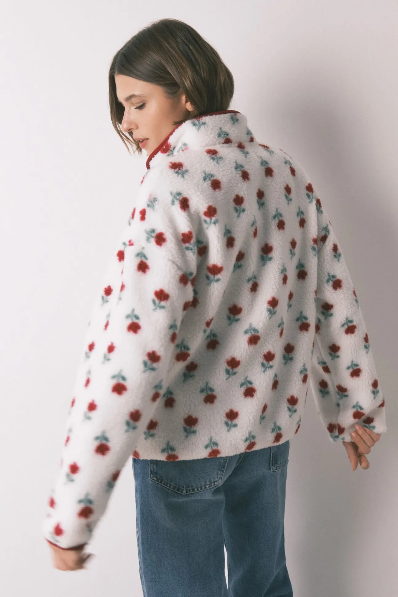 Bata corta tejido borreguito blanco flores