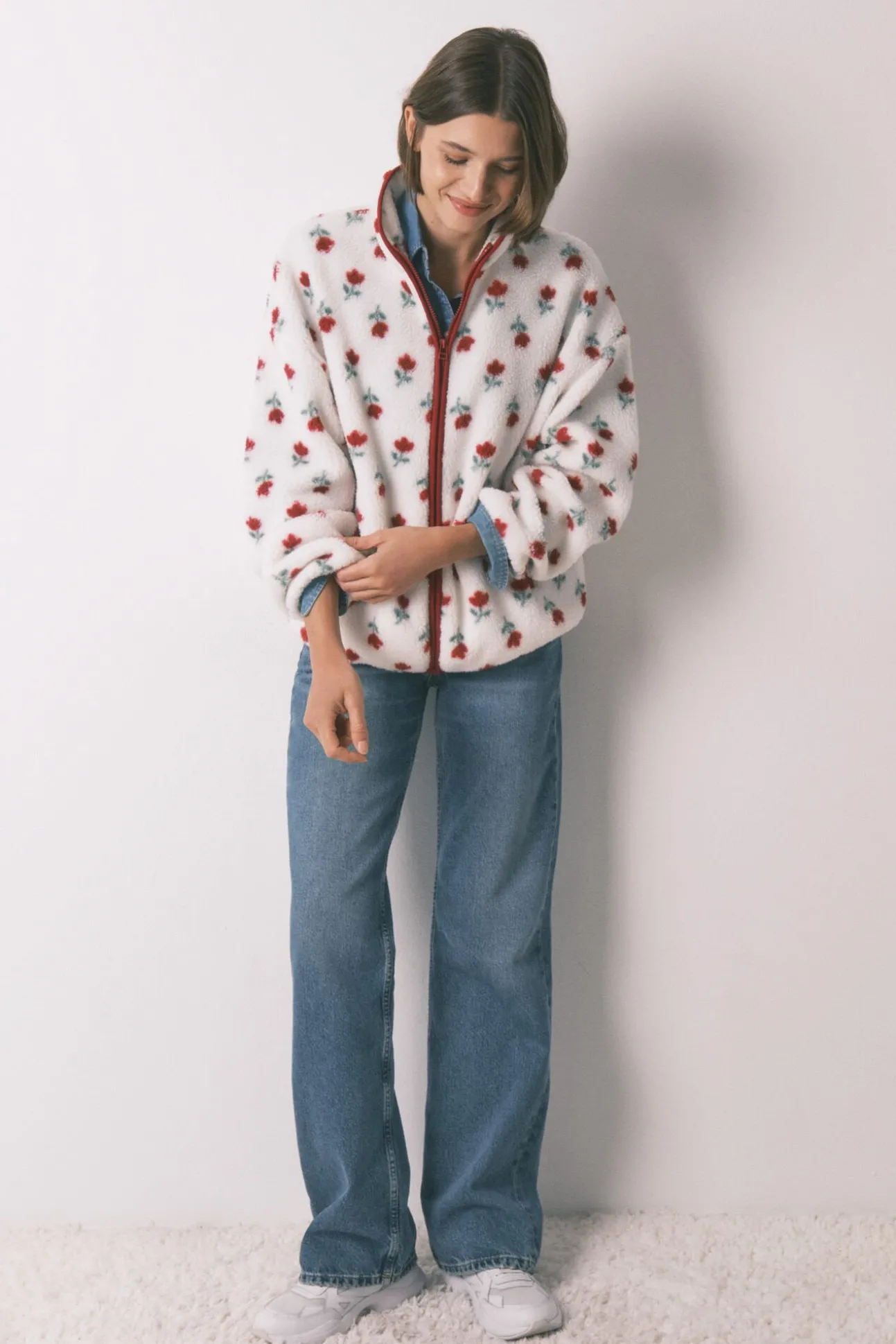 Bata corta tejido borreguito blanco flores