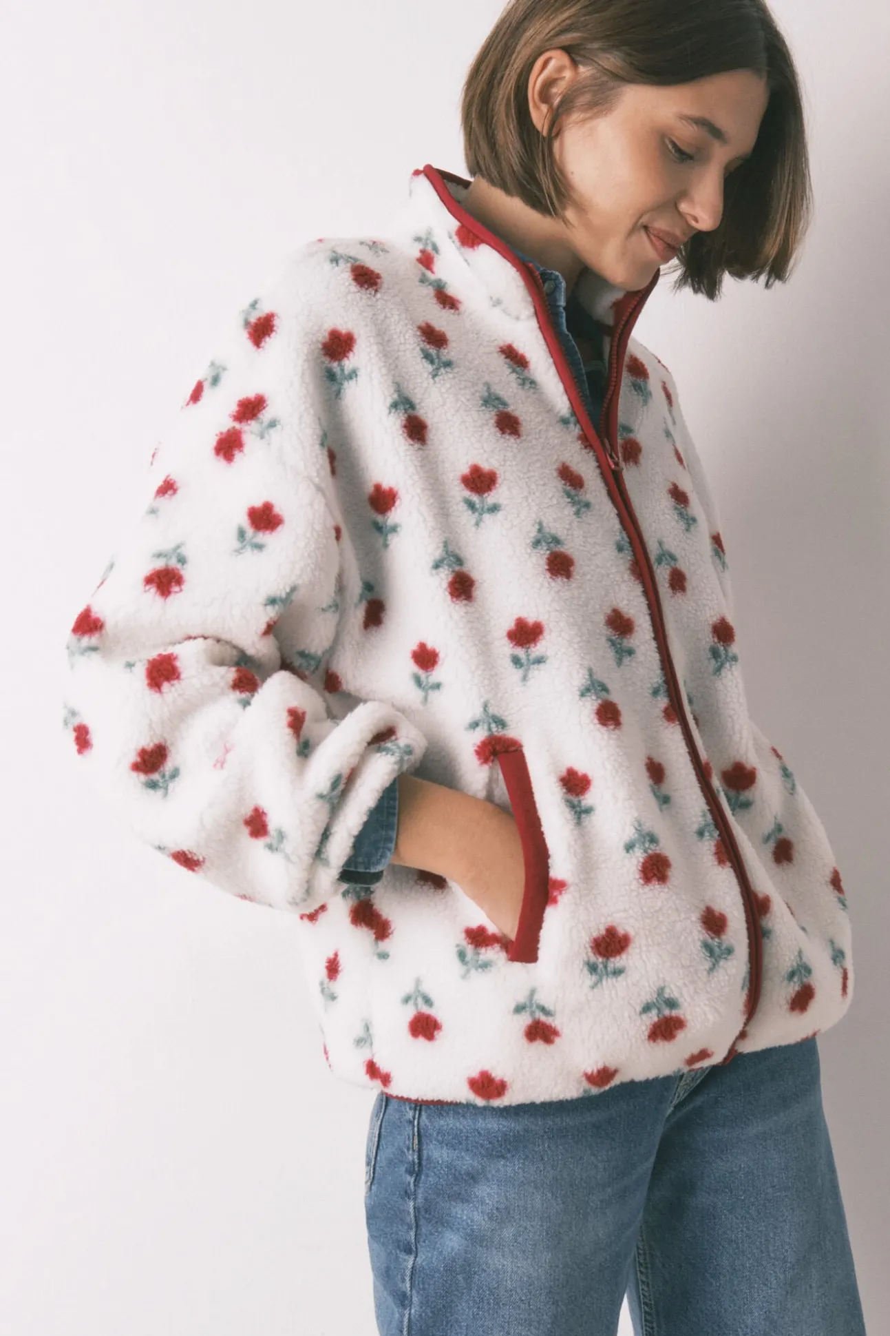 Bata corta tejido borreguito blanco flores