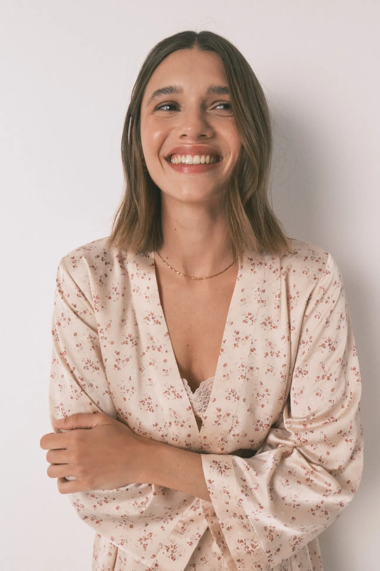 Bata holgada midi satén flor rosa