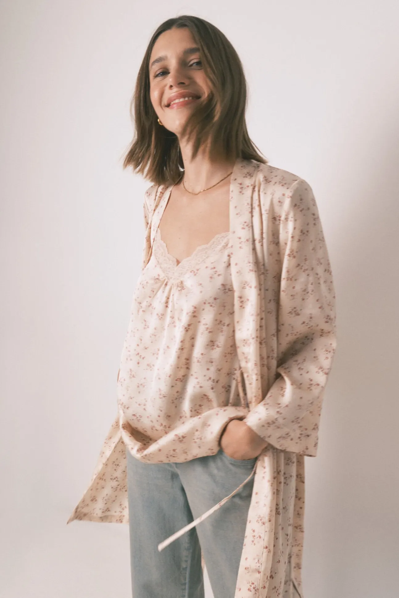 Bata holgada midi satén flor rosa