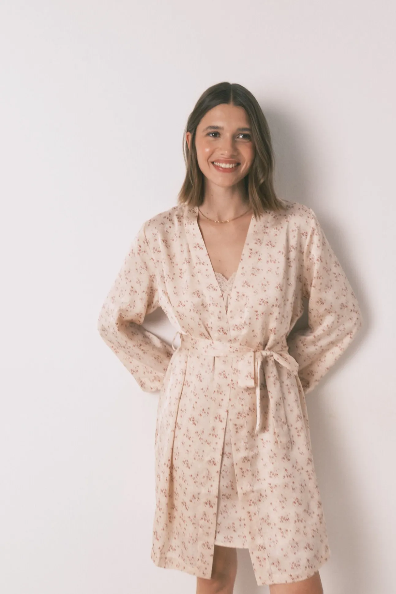 Bata holgada midi satén flor rosa