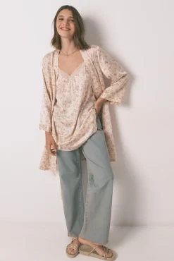 Bata holgada midi satén flor rosa