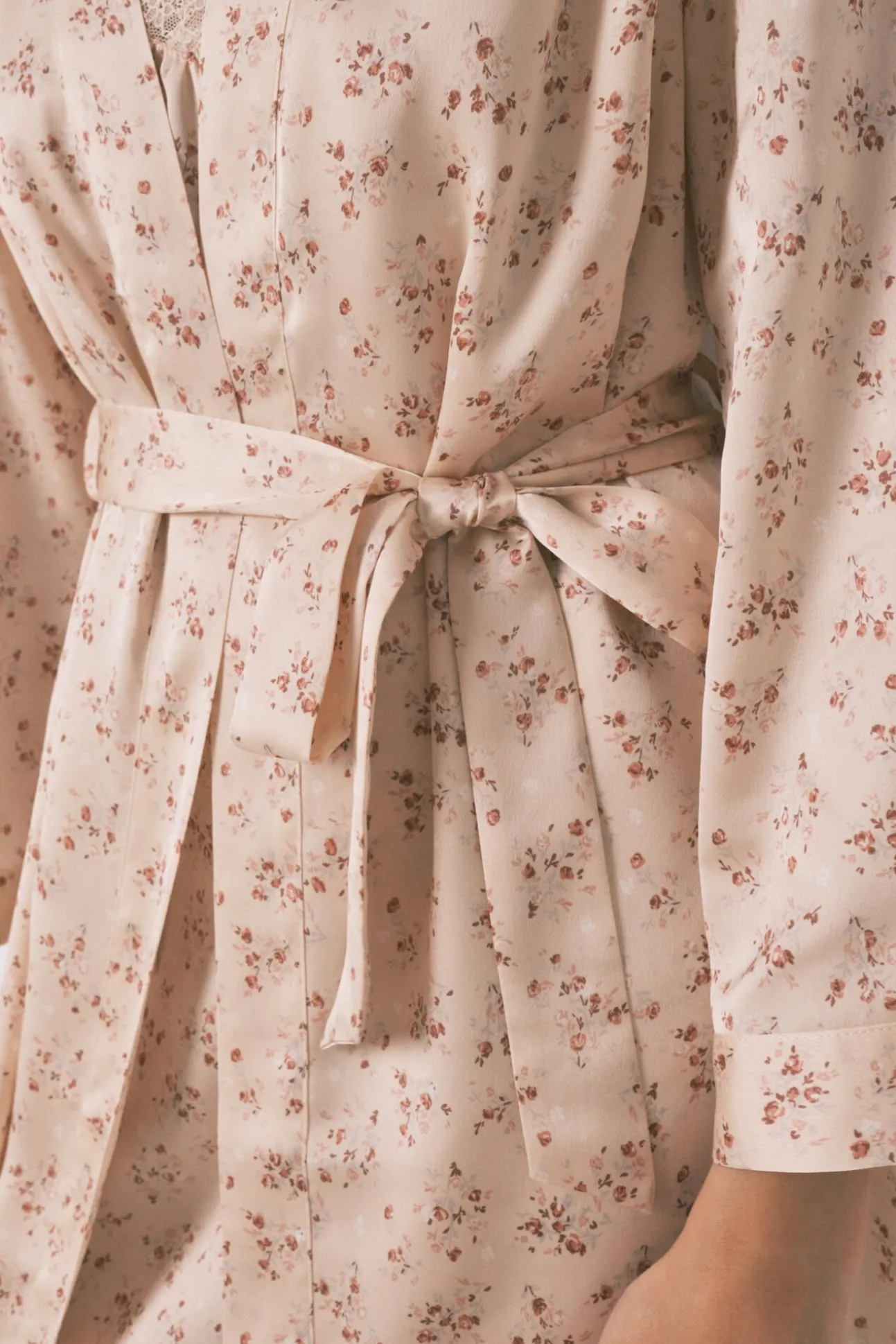 Bata holgada midi satén flor rosa