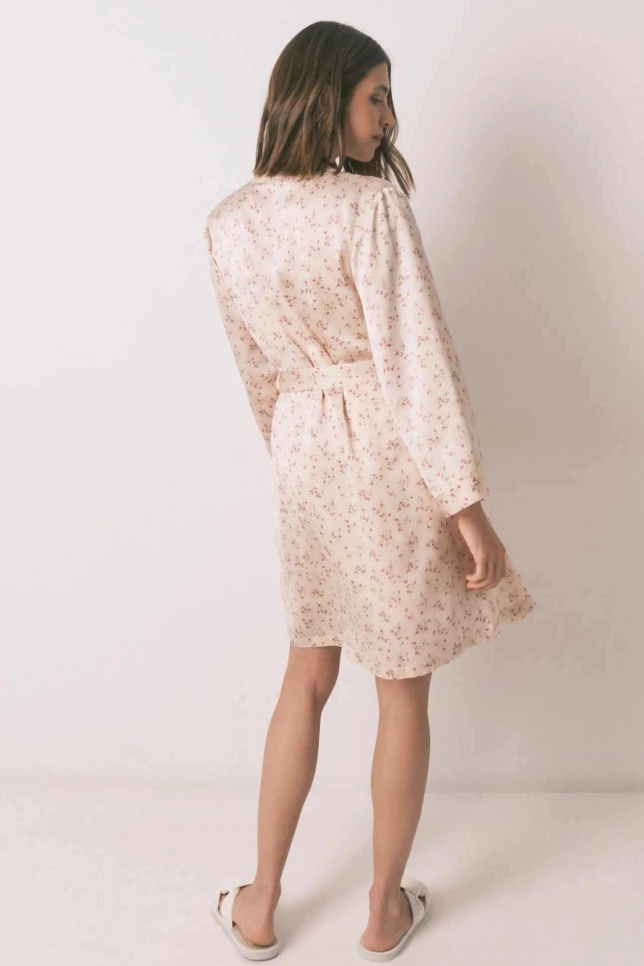 Bata holgada midi satén flor rosa