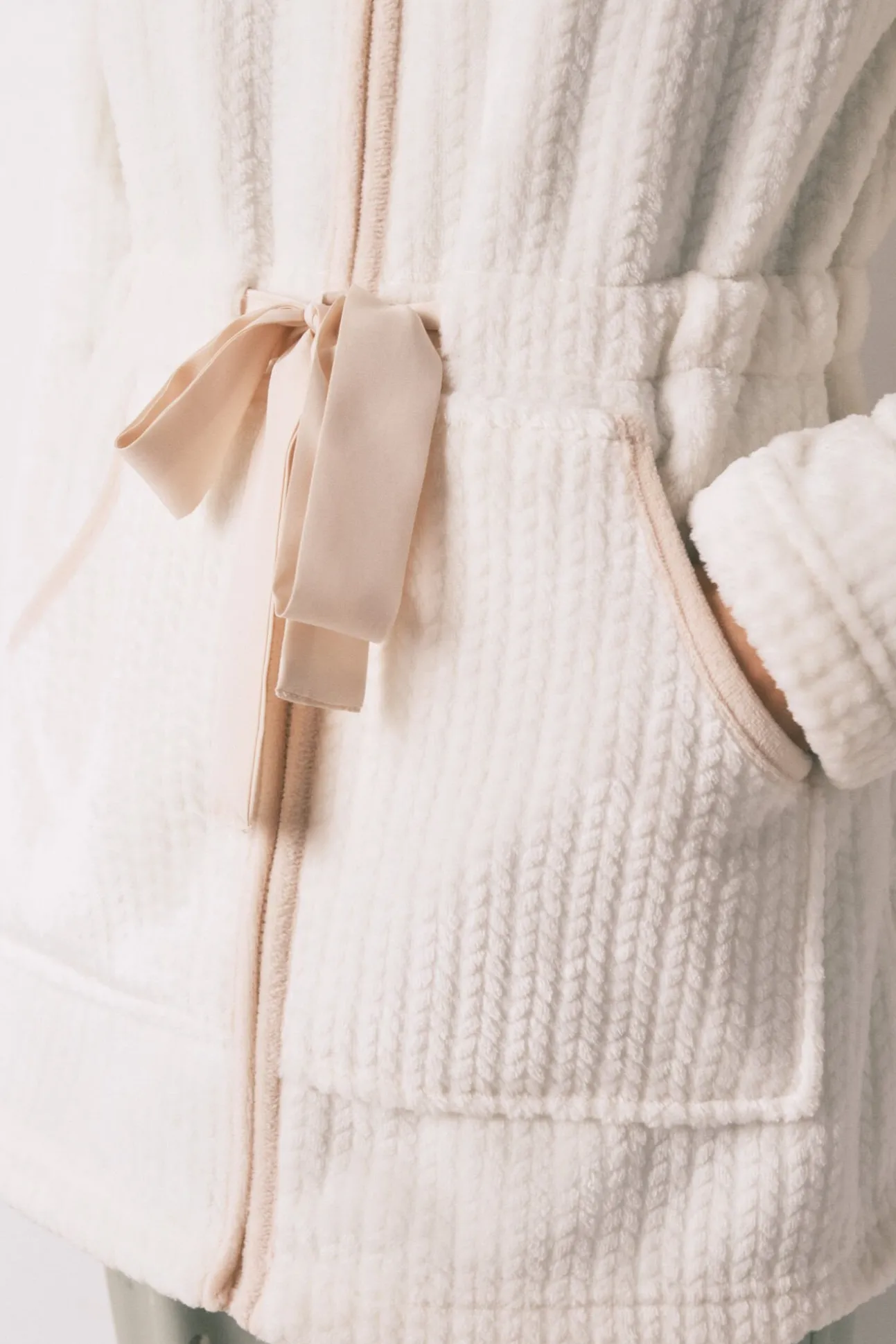 Bata midi tejido polar blanco