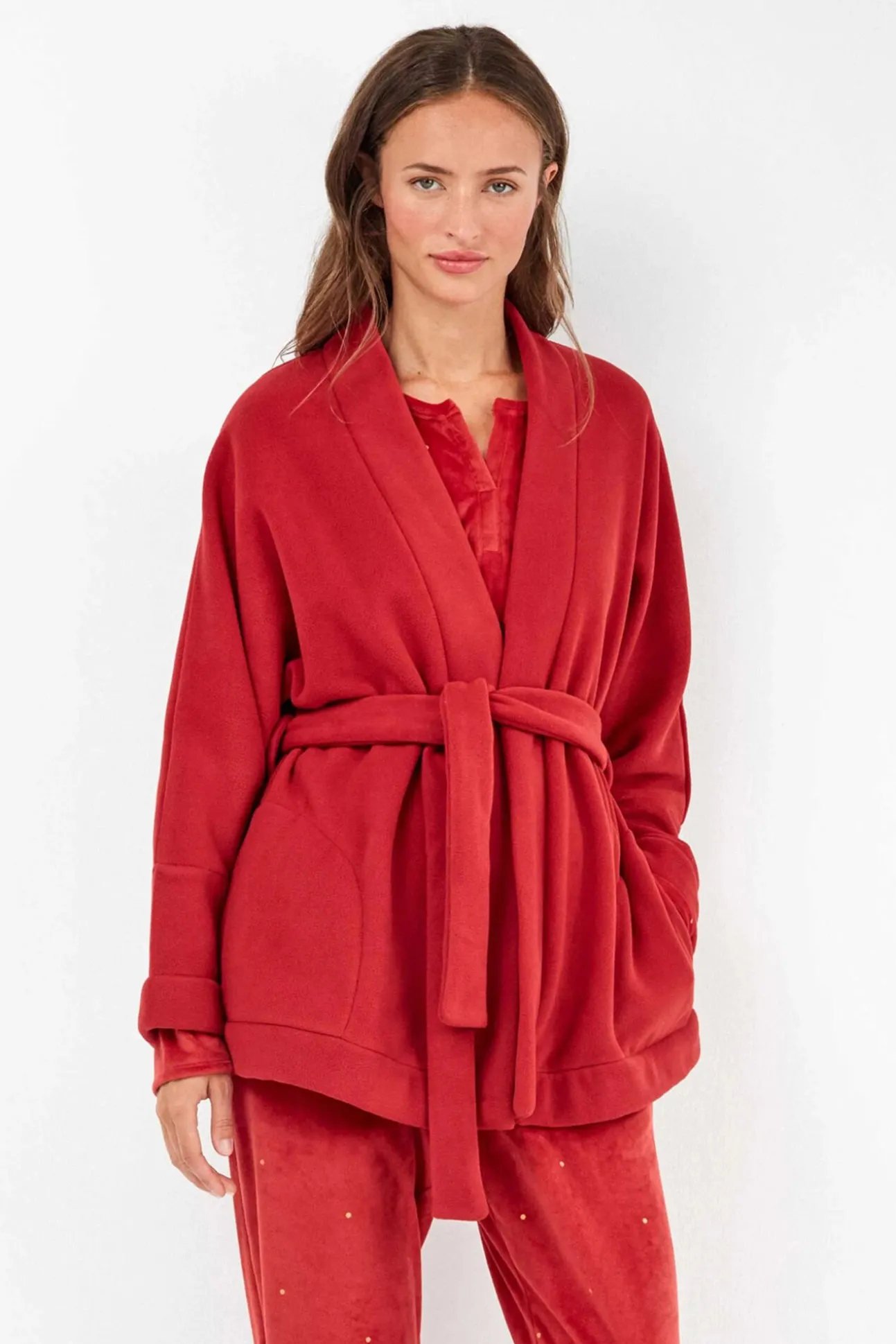 Bata pelo color rojo