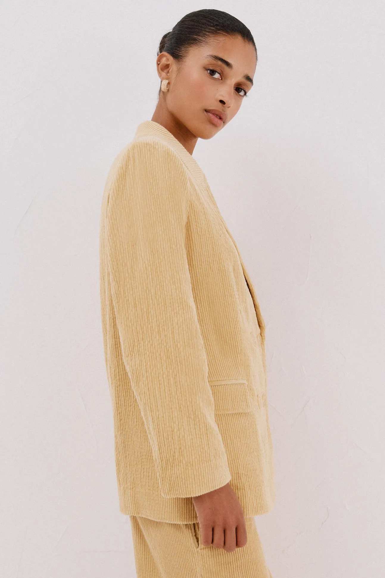 Blazer de mujer cruzada de pana