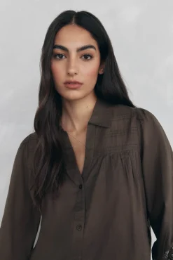 Blusa amplia lisa bordados