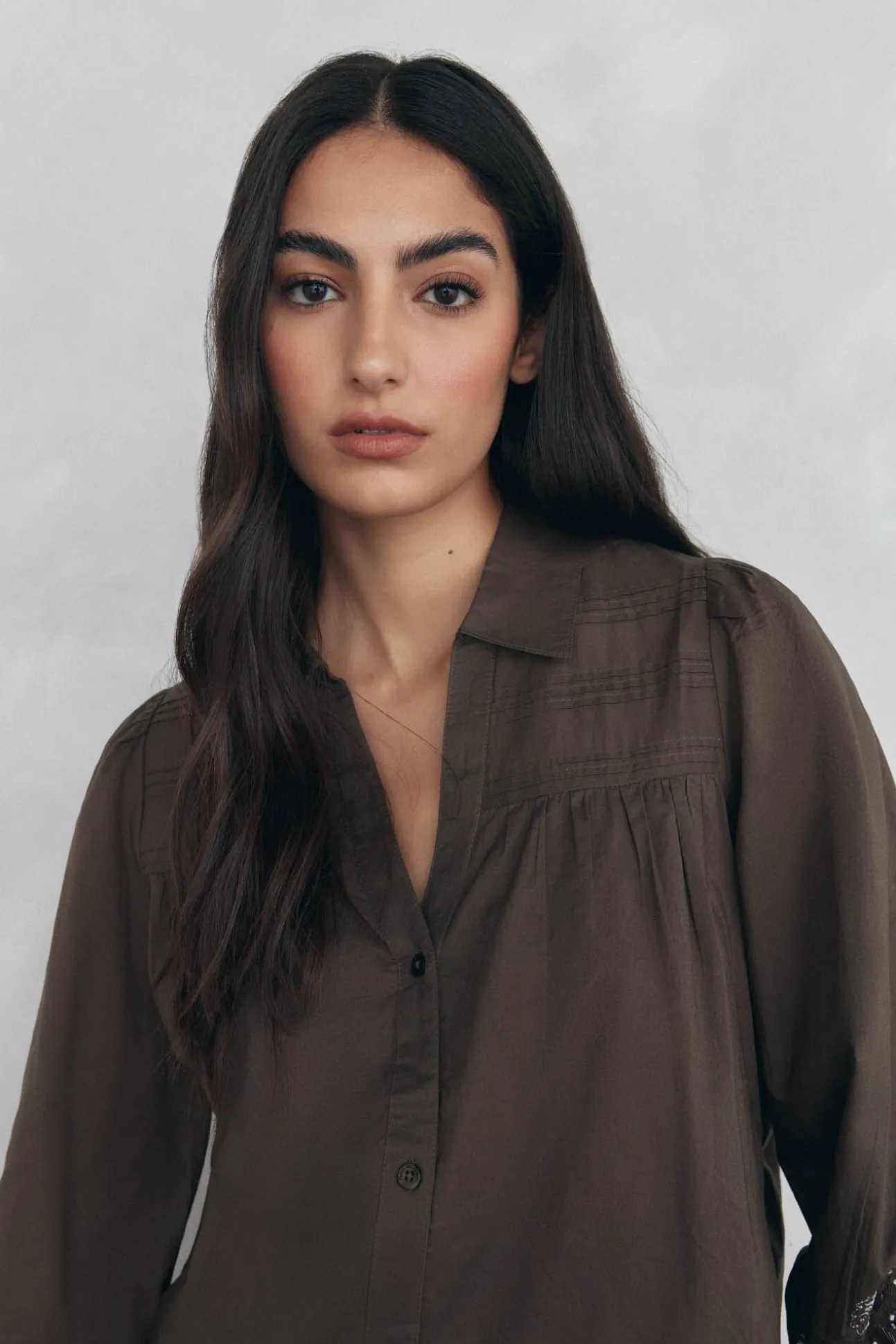 Blusa amplia lisa bordados