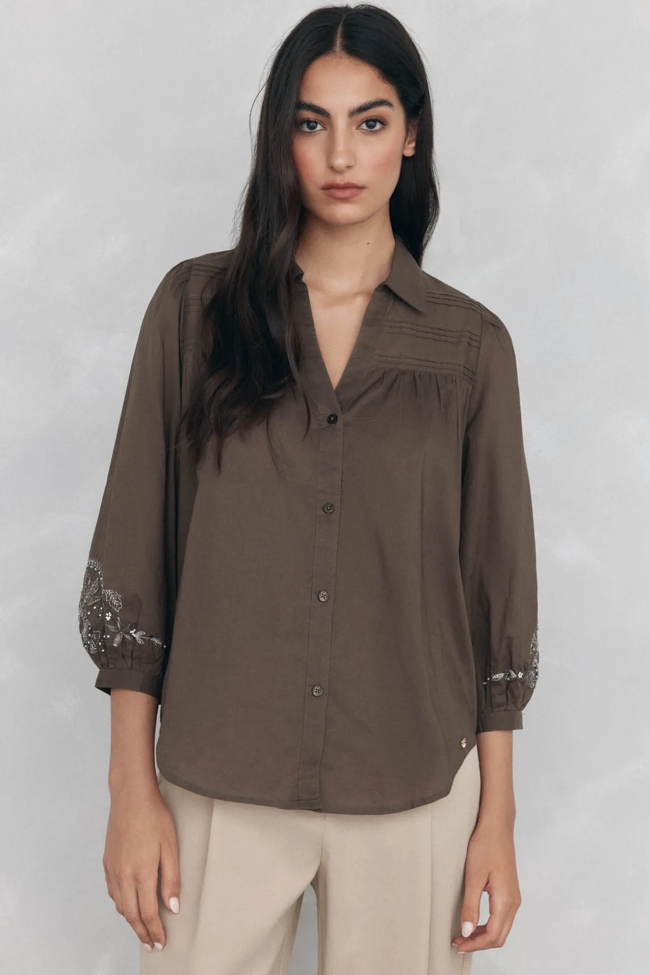 Blusa amplia lisa bordados