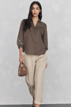 Blusa amplia lisa bordados