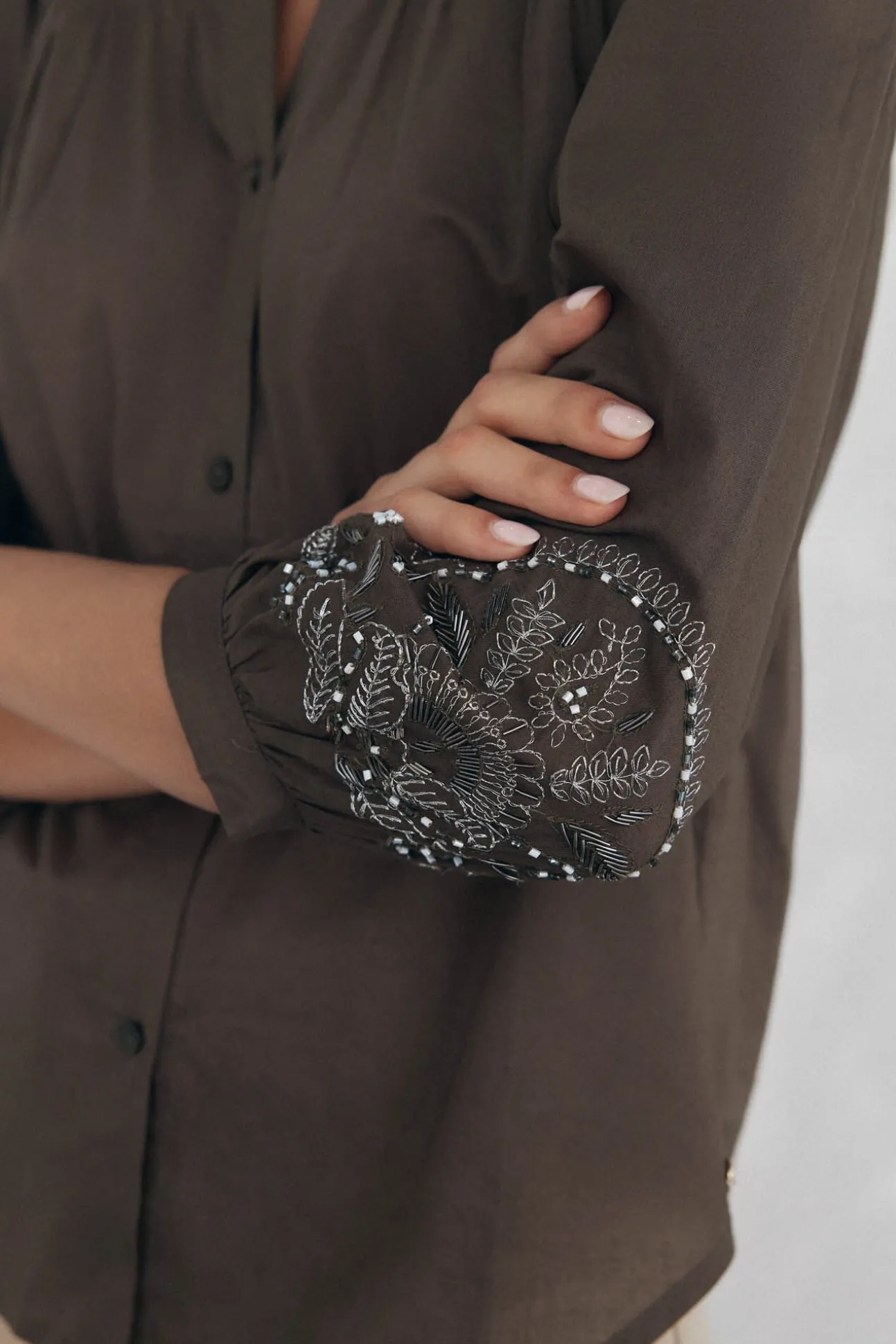 Blusa amplia lisa bordados