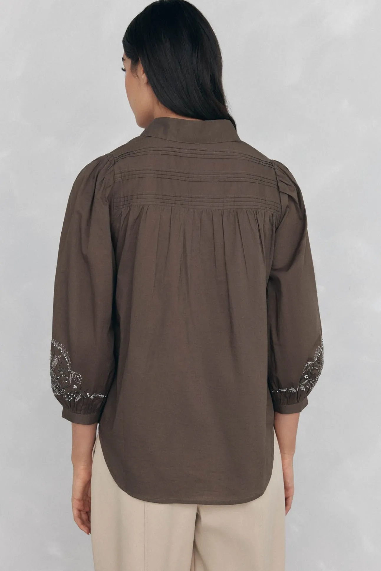 Blusa amplia lisa bordados