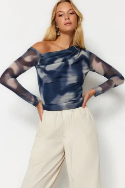 Blusa con cuello asimétrico