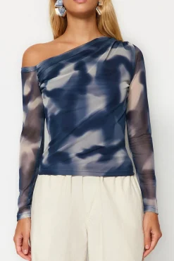 Blusa con cuello asimétrico