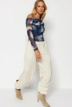 Blusa con cuello asimétrico