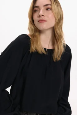 Blusa con mangas abotonadas