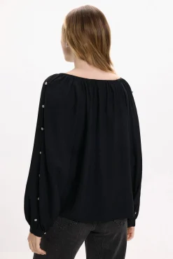 Blusa con mangas abotonadas