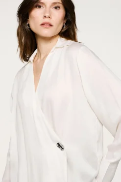 Blusa cuello pico detalle metálico