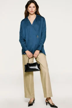 Blusa cuello pico detalle metálico