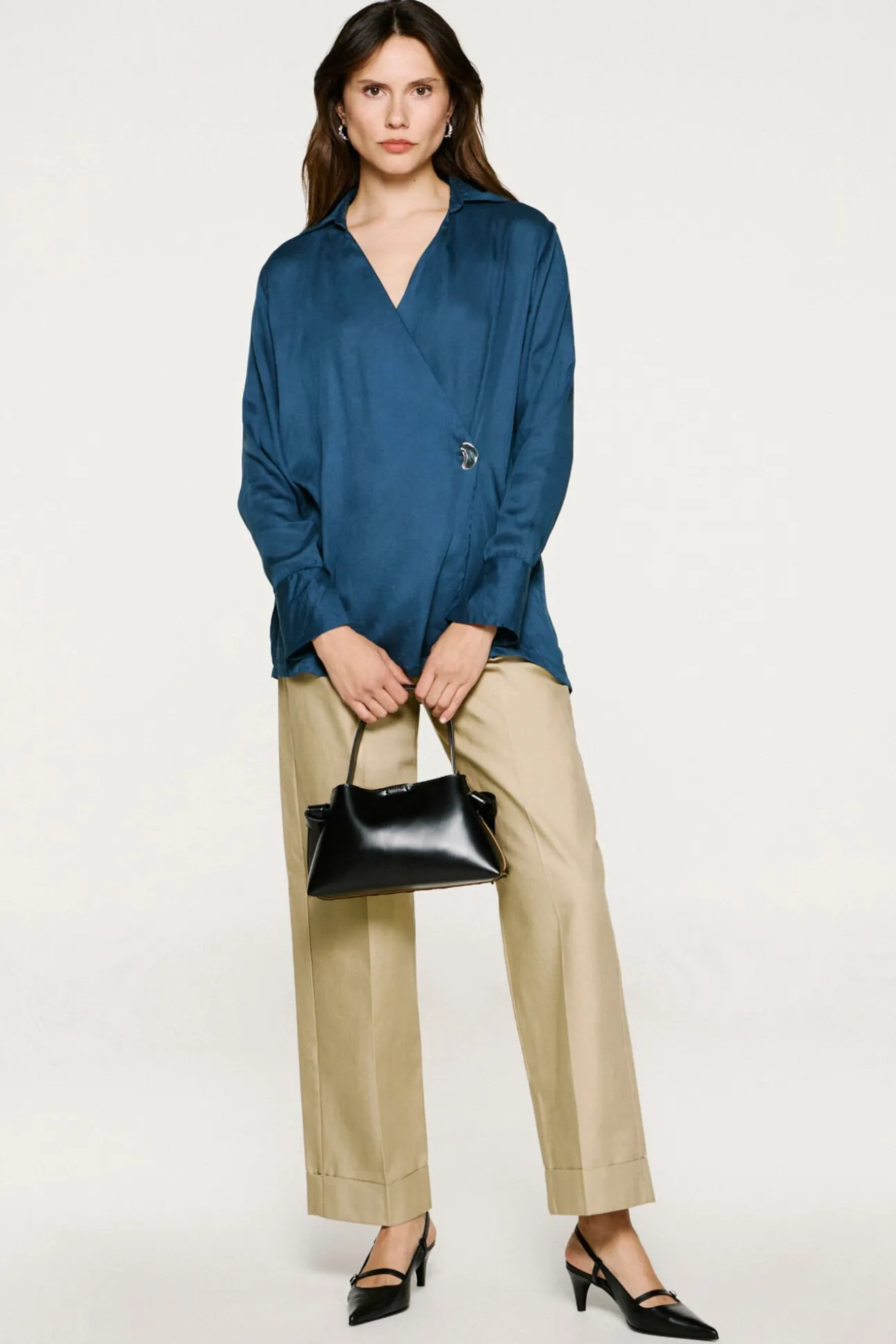 Blusa cuello pico detalle metálico