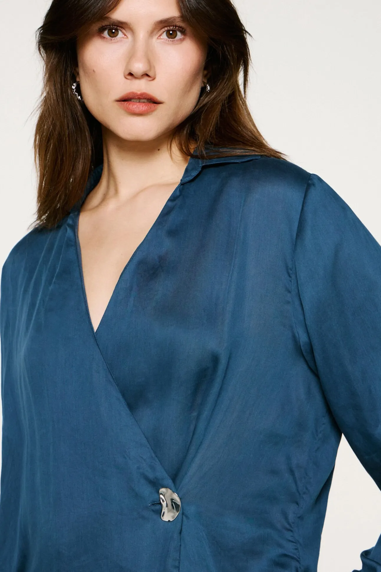 Blusa cuello pico detalle metálico