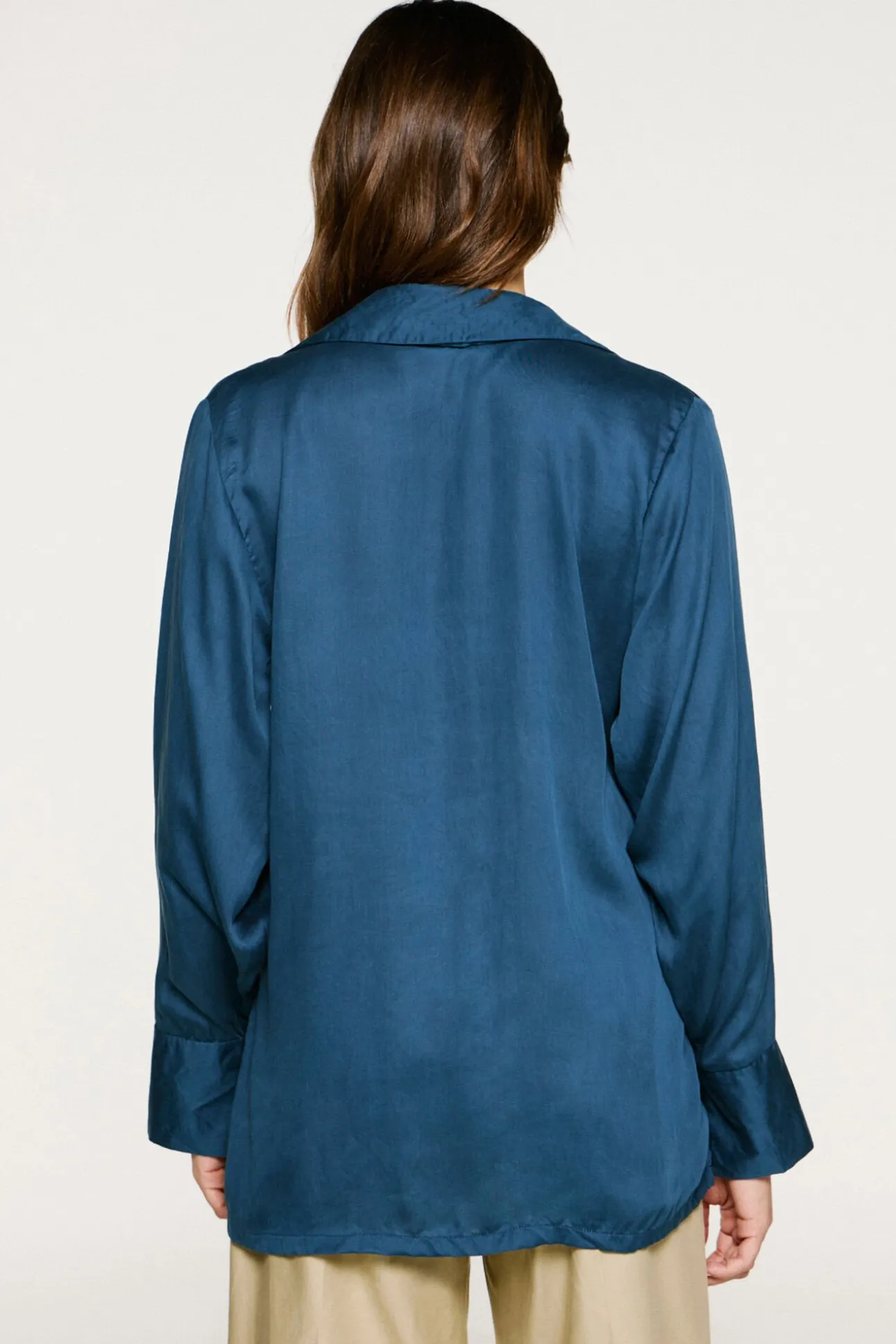 Blusa cuello pico detalle metálico