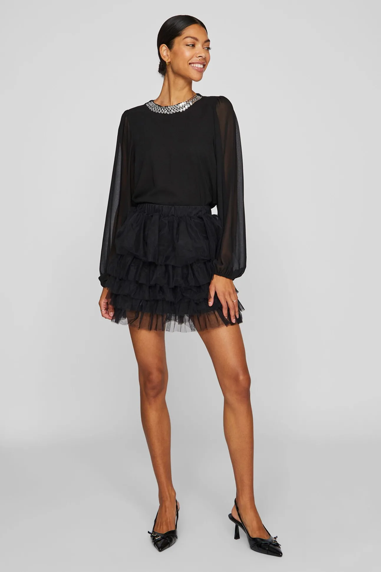 Blusa de gasa con pedrería en el cuello