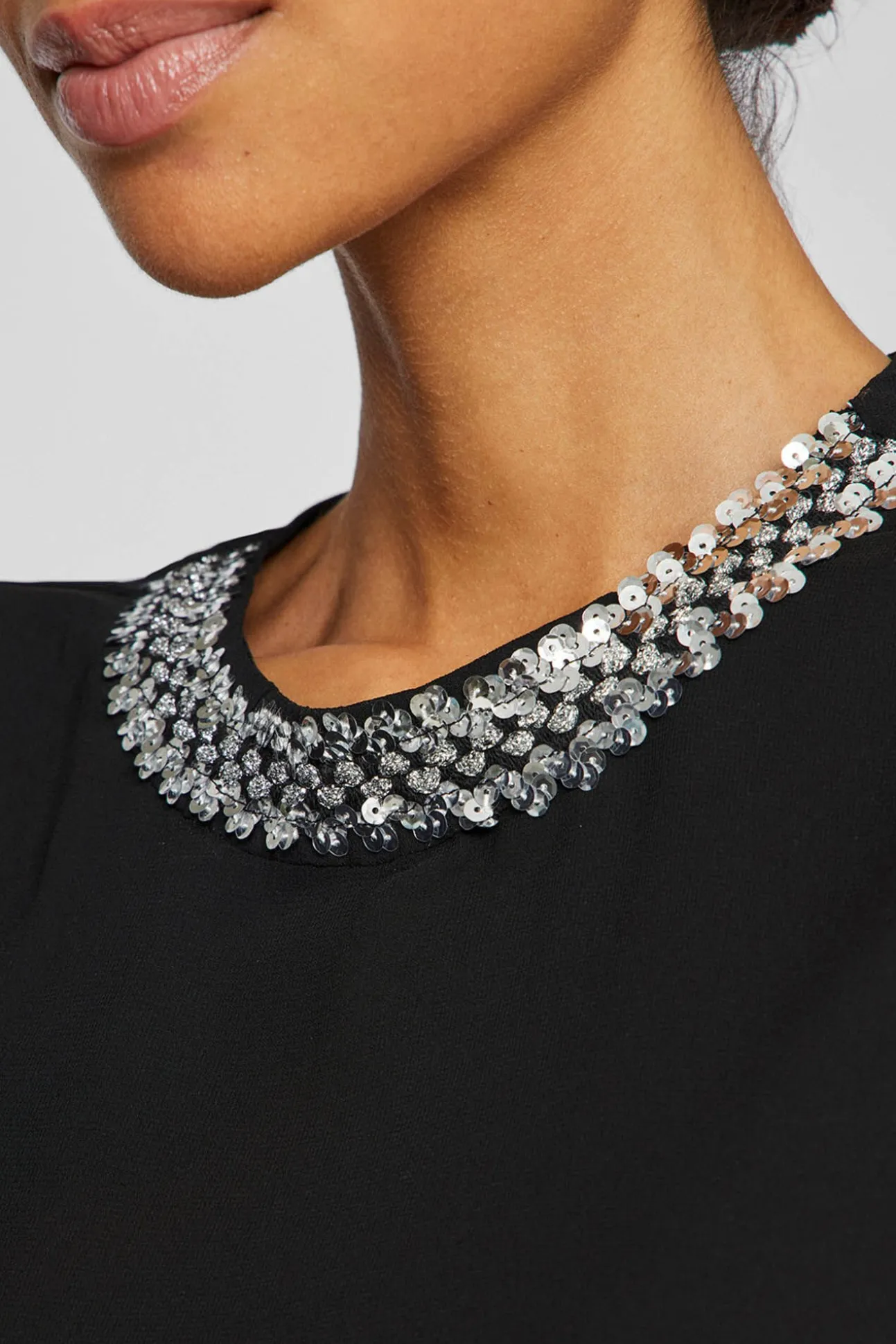 Blusa de gasa con pedrería en el cuello