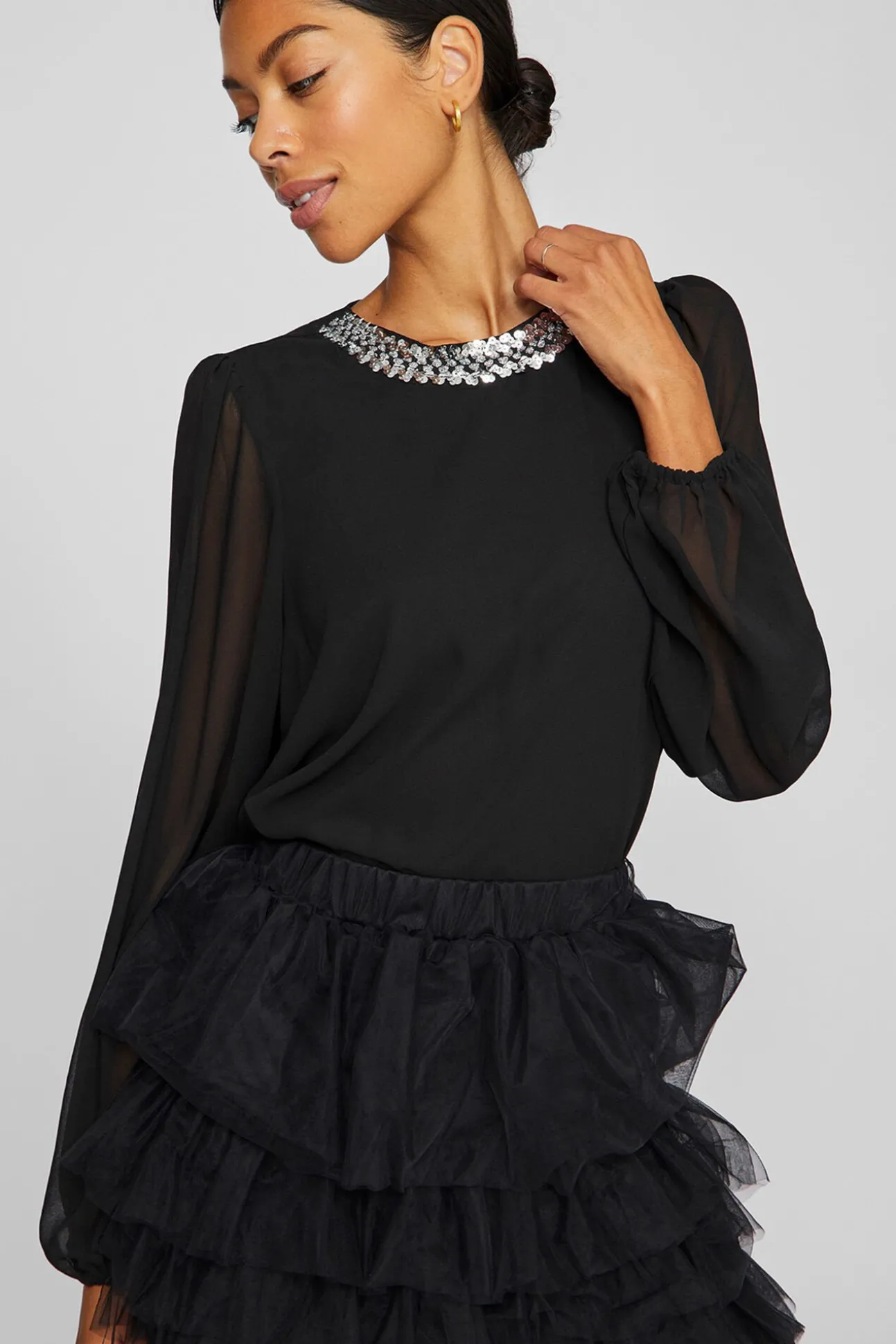 Blusa de gasa con pedrería en el cuello